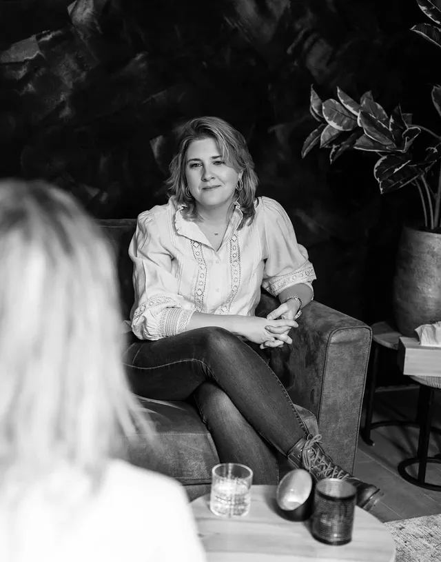Tamara in gesprek met een cliënt in haar praktijkruimte